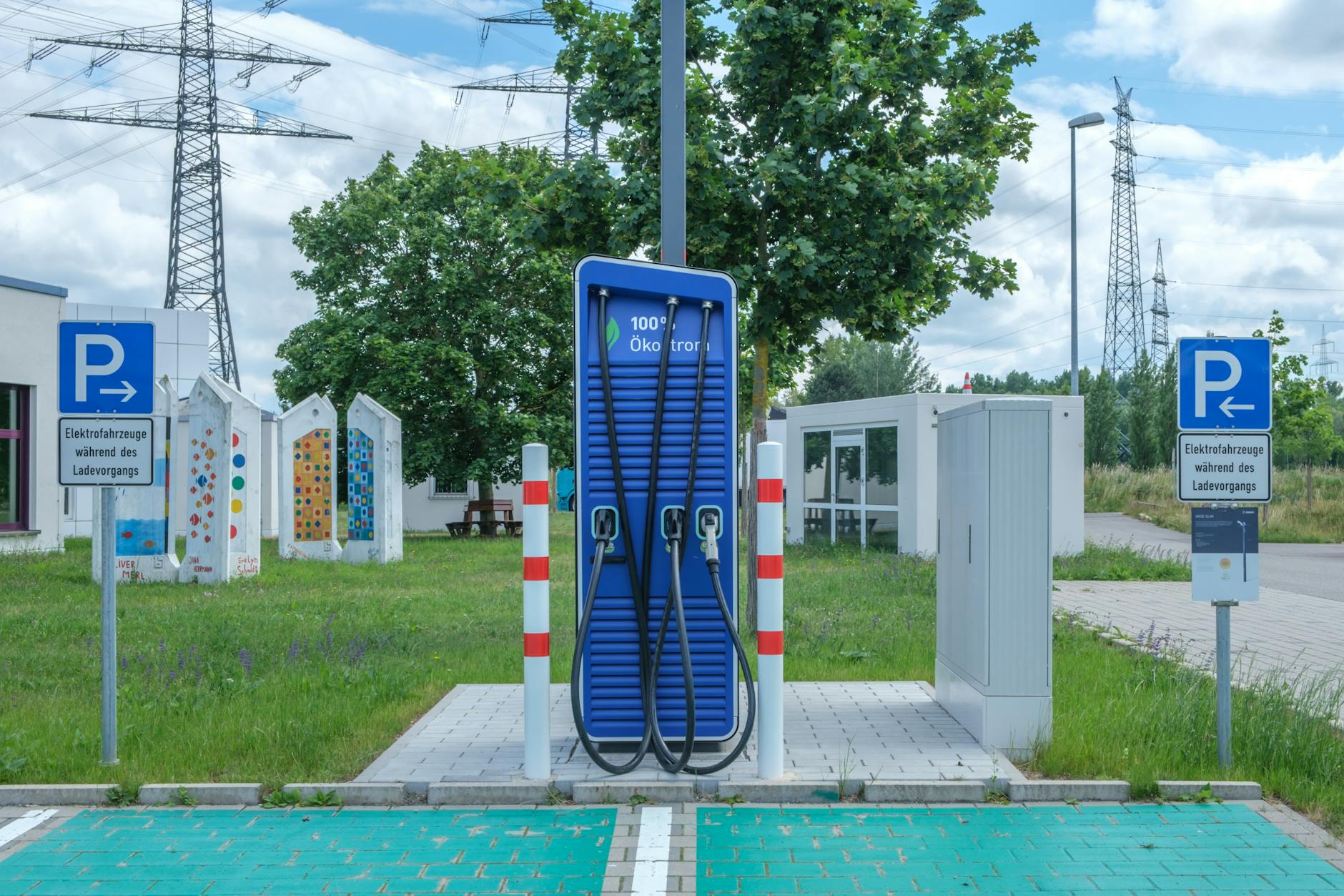 Ilustrasi: Public charging station with eco-friendly design for electric vehicles.