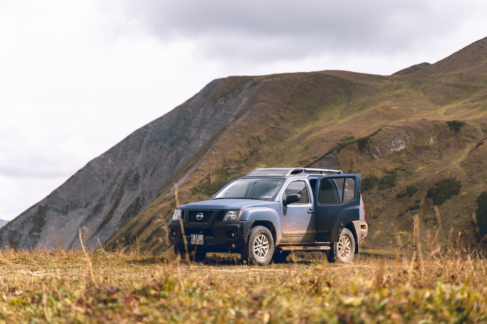 Ilustrasi: A Nissan SUV parked in a scenic mountainous landscape, perfect for adventure and travel imagery.