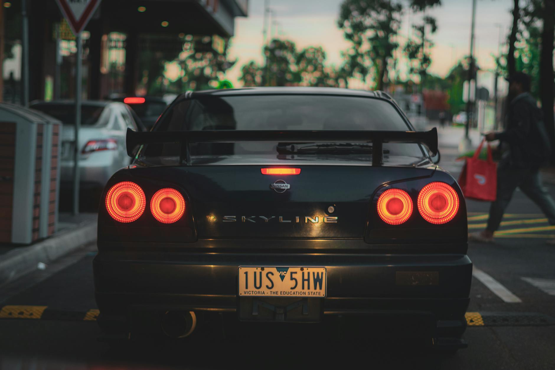 Ilustrasi: Nissan Skyline sports car stopped in urban setting during dusk in Werribee, VIC.