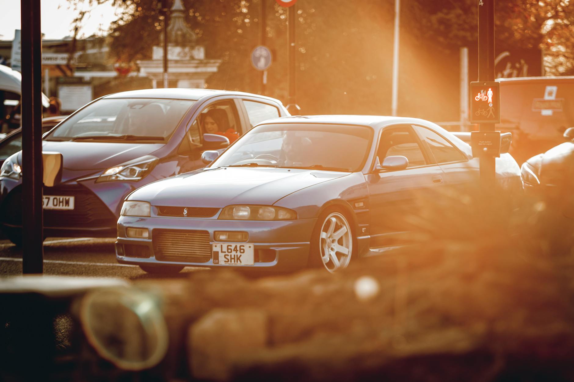Ilustrasi: Capture of urban cars at sunset, showcasing a Nissan Skyline in a city setting.
