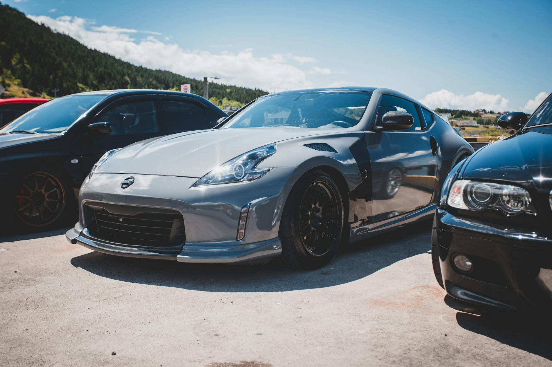 Ilustrasi: Silver Nissan Z-Car parked in a sunny outdoor lot, showcasing sleek design.